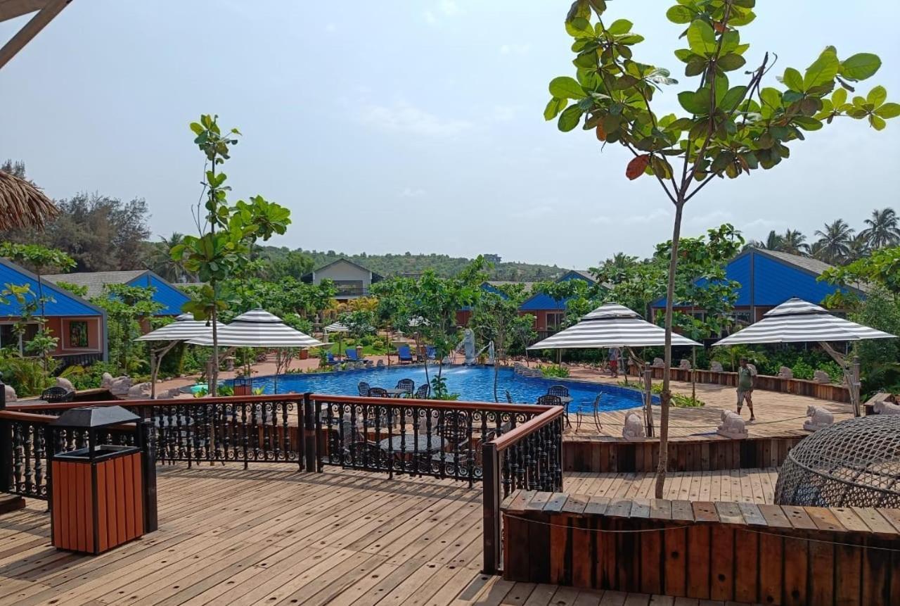 Hotel Mayfair On Sea, Morjim Beach, Goa Exterior foto