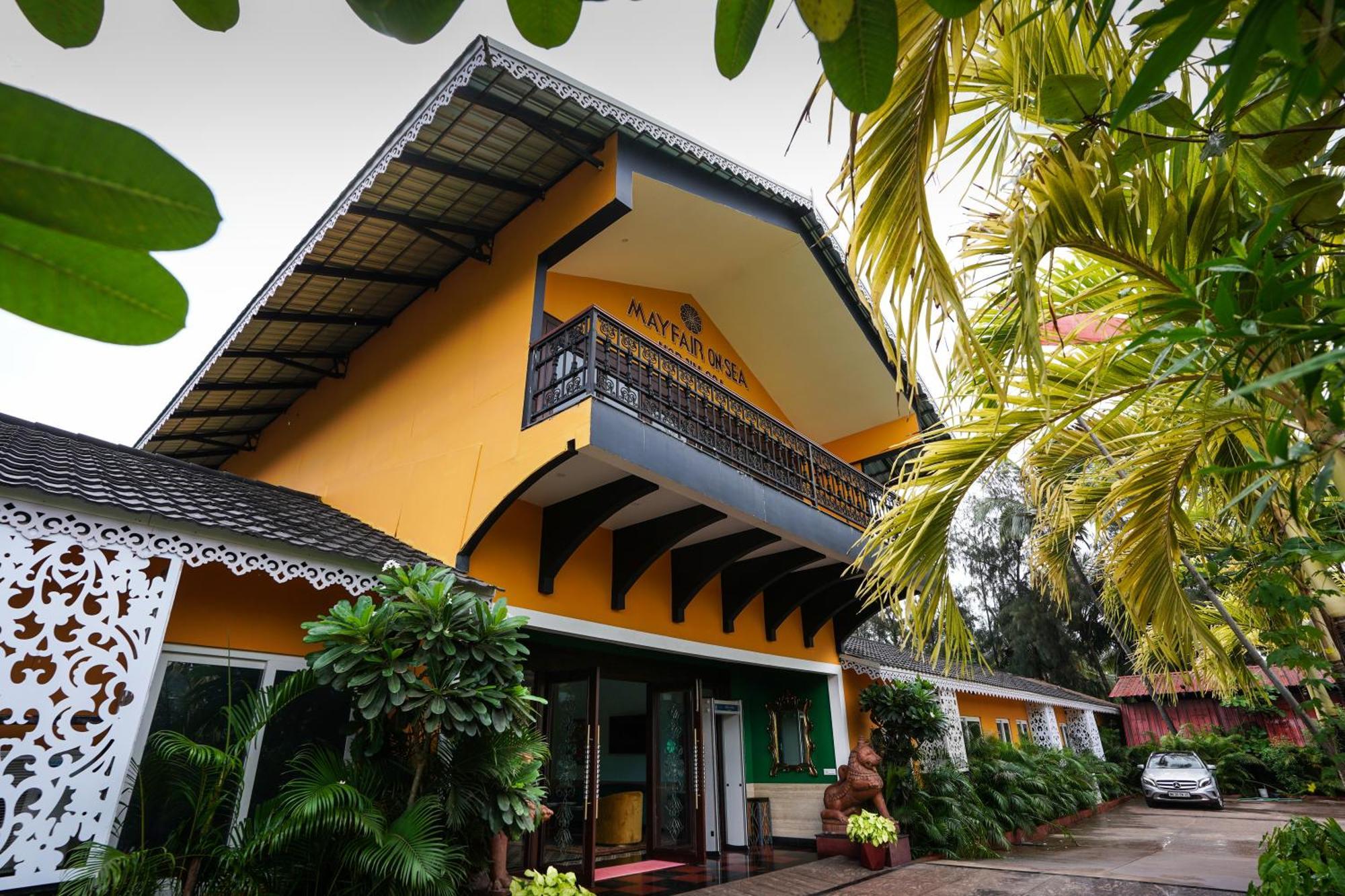 Hotel Mayfair On Sea, Morjim Beach, Goa Exterior foto